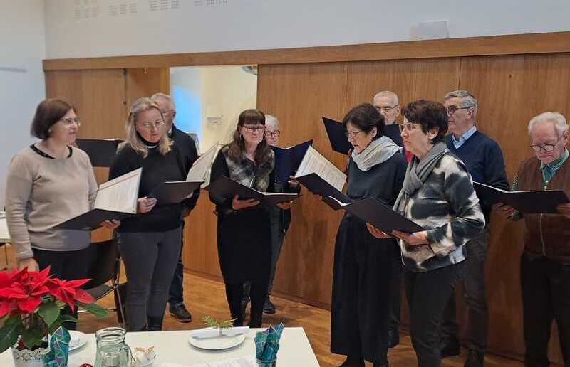 mit weihnachtlichen Liedern