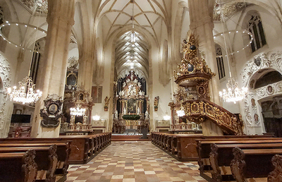 Der Hochaltar, der nach Entwurf Georg Krämers 1730/33 errichtet wurde, besteht aus buntem Marmor. Er ist ein Hauptwerk der spätbarocken Altarbaukunst in der Steiermark.