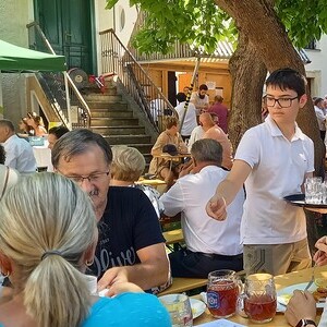 Nachwuchskellner in Aktion