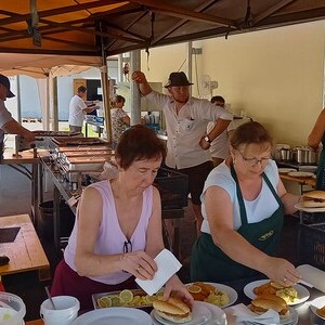 Profis im Verpflegungsstand
